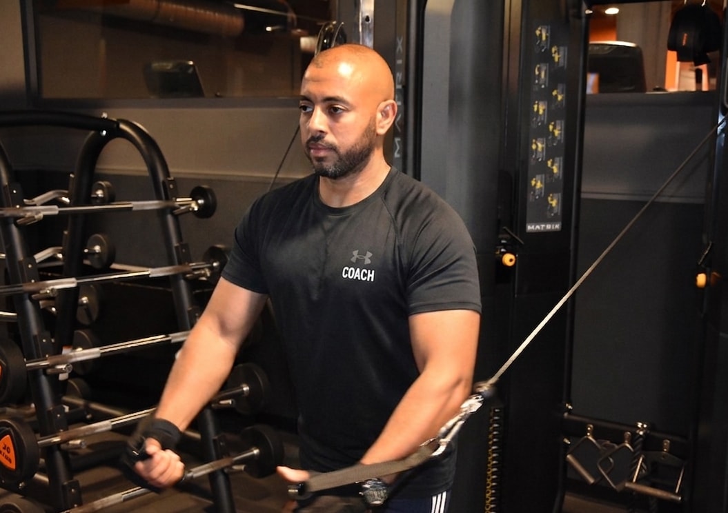 Coach sportif en pleine séance de musculation